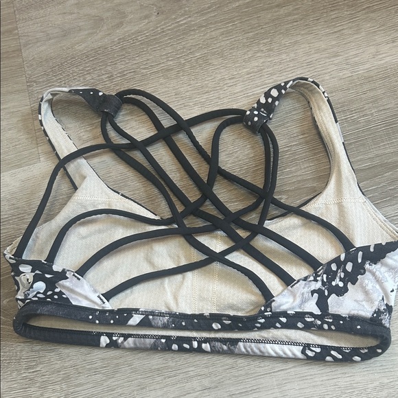 Lululemon Free to Be Wild Sports Bra Size 4 - Picture 3 of 6